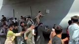 Kabul, Afghanistan. Nach der Eroberung durch die Taliban strömen Hunderte Menschen auf den Flughafen der Hauptstadt, in der Hoffnung, außer Landes gebracht zu werden. In ihrer Verzweiflung klammern sich einige sogar an diese bereits startende Boeing C-17 der US-Luftwaffe. Videoaufnahmen in den sozialen Medien zeigen, wie sie nach dem Abheben des Flugzeugs aus großer Höhe herabfallen und in den Tod stürzen.