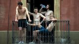 Barcelona, Spanien. Oben ohne, frische Luft, Wasser – und einfach nur abhängen: So versuchen diese Jugendlichen auf einem Balkon die Hitze von weit über 40 Grad zu überstehen, die das Land derzeit quält.