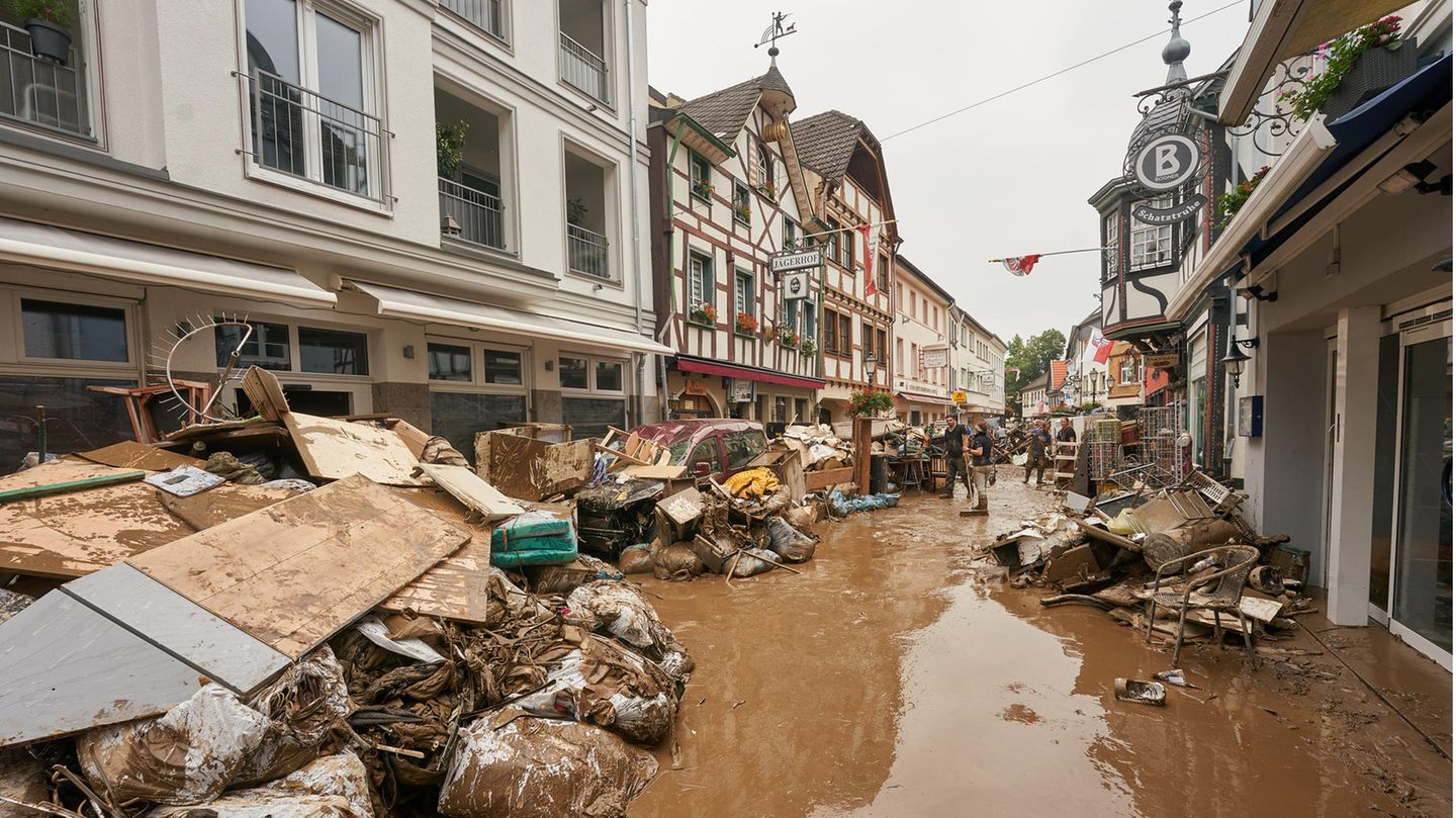 Eine durch die Flutkatastrophe zerstörte Straße in Ahrweiler.