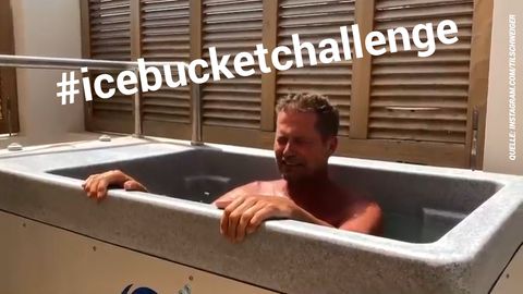 Schauspieler Til Schweiger sitzt in einer Badewanne und lässt die Icebucket-Challenge aufleben.
