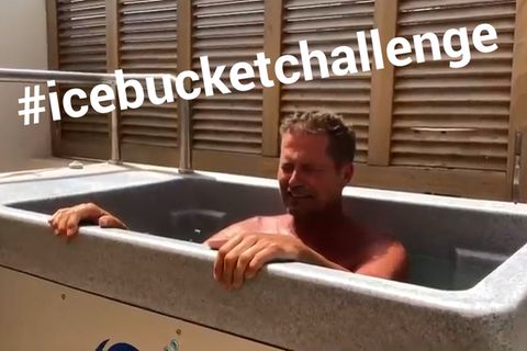 Schauspieler Til Schweiger sitzt in einer Badewanne und lässt die Icebucket-Challenge aufleben.