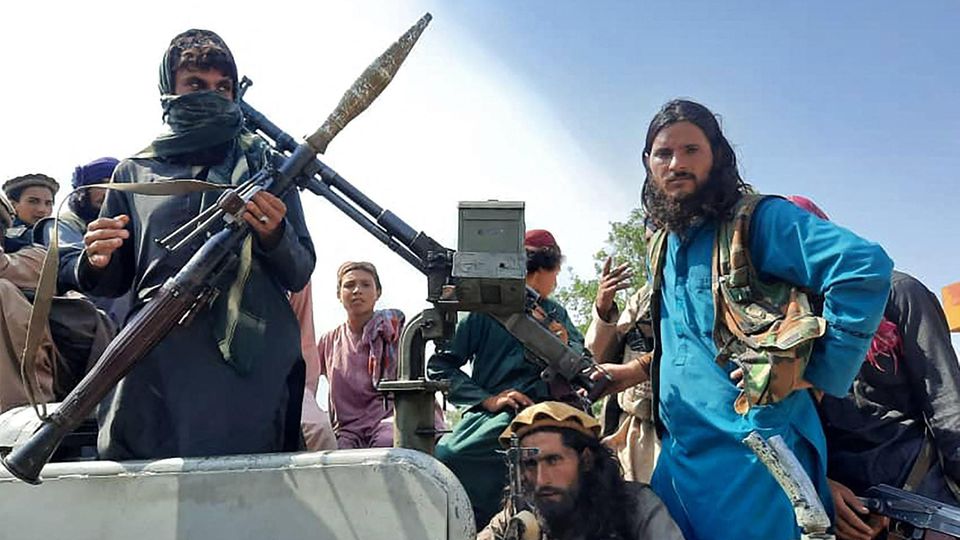 2021 Noch während der Westen abzieht, erobern die Taliban binnen Wochen die Macht zurück