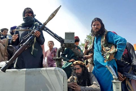 2021 Noch während der Westen abzieht, erobern die Taliban binnen Wochen die Macht zurück