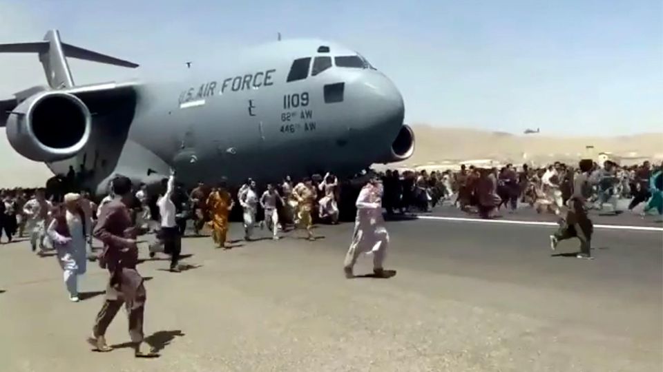 Eine andere C-17 beim Start in Kabul.