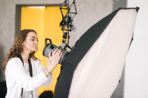 Eine Fotografin richtet ihre Softbox ein.