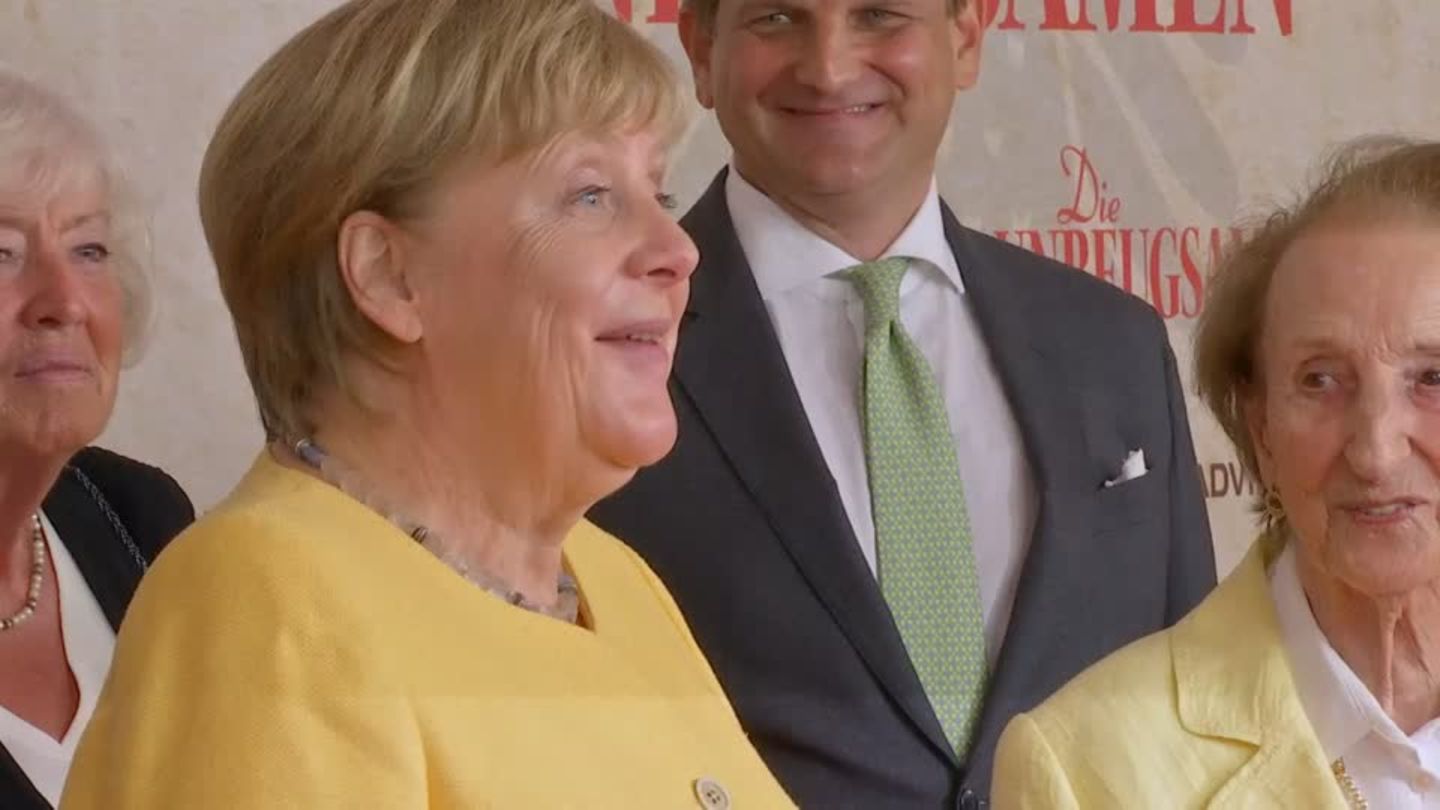 Video: “Invincible” – Merkel di pemutaran perdana