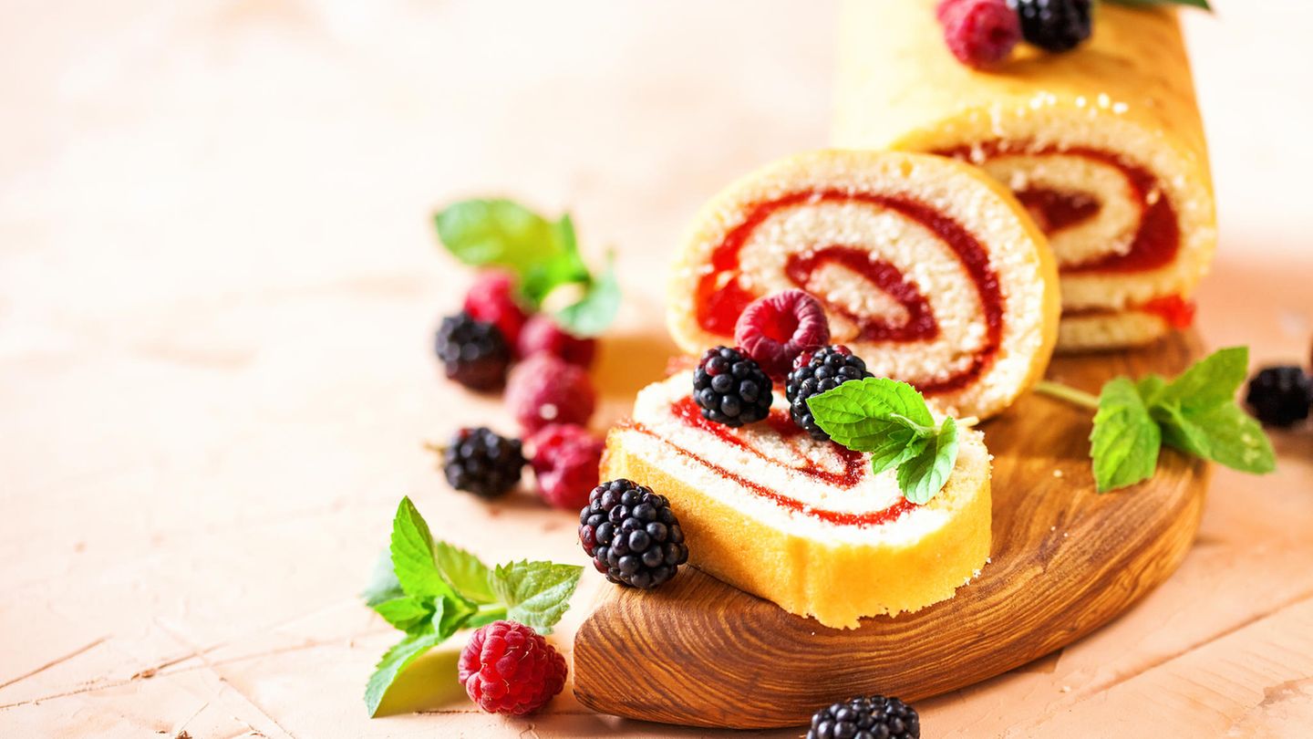 Rezept für eine Biskuit-Rolle mit frischen Beeren.
