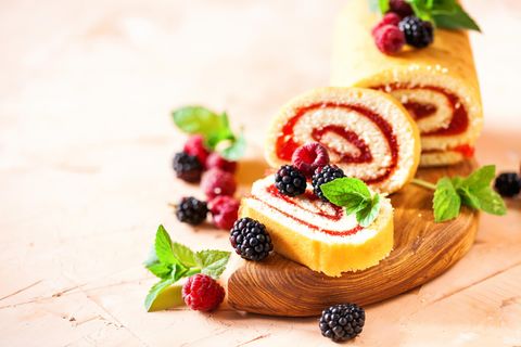 Rezept für eine Biskuit-Rolle mit frischen Beeren.