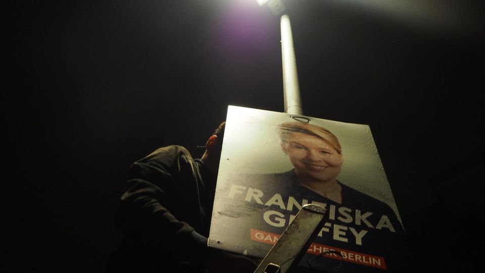 Wahlkampf Berlin Neukölln Max von Chelstowski beim Plakatieren bei Nacht auf einer Leiter.
