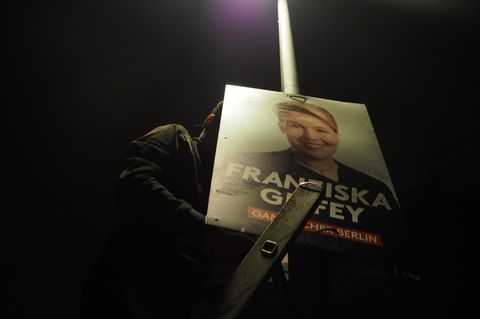 Max von Chelstowski beim Plakatieren bei Nacht auf einer Leiter.