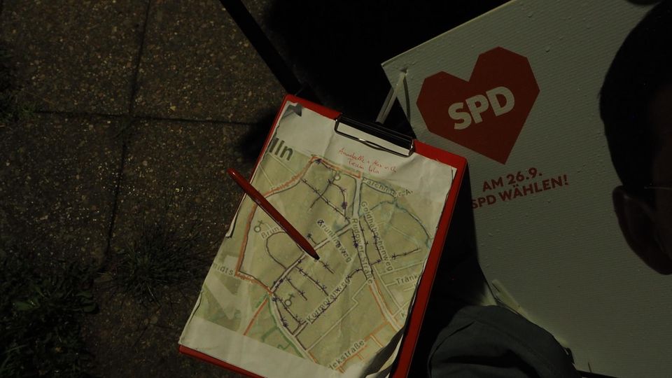 Eine Stadtkarte mit Routen und Markierungen, an denen die SPD ihre Wahlplakate aufstellt.