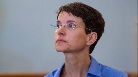 Frauke Petry steht im Landgericht Leipzig vor Beginn der Berufungsverhandlung an ihrem Platz