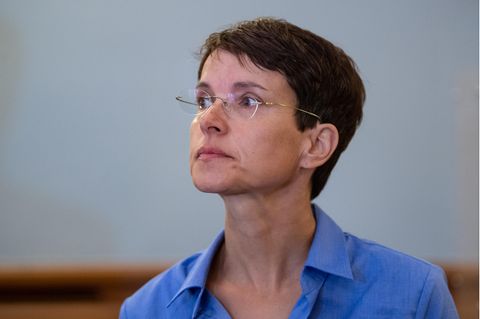 Frauke Petry steht im Landgericht Leipzig vor Beginn der Berufungsverhandlung an ihrem Platz