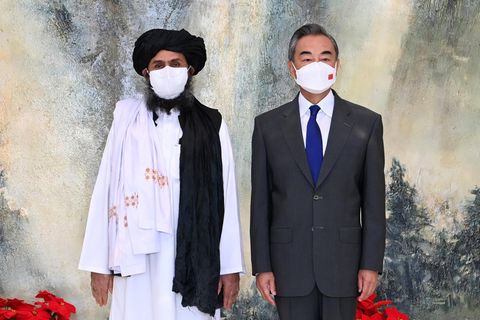 Chinas Außenminister Wang Yi traf den afghanischen Taliban-Führer Mullah Abdul Ghani Baradar im Juli zum Gespräch