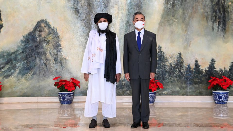 Baradar mit dem chinesischen Außenminister Wang Yi in Tianjin Ende Juli