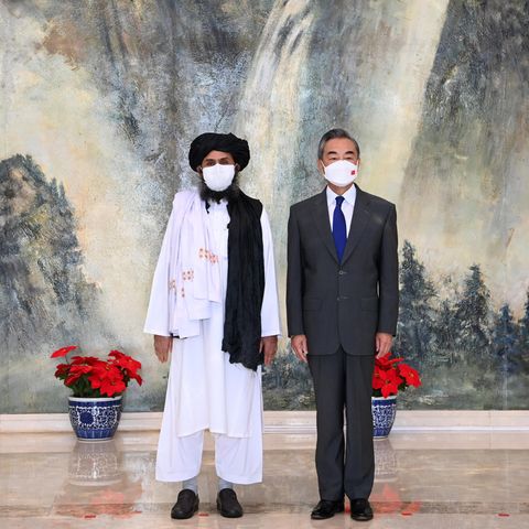 Baradar mit dem chinesischen Außenminister Wang Yi in Tianjin Ende Juli