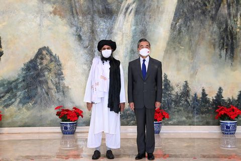 Baradar mit dem chinesischen Außenminister Wang Yi in Tianjin Ende Juli