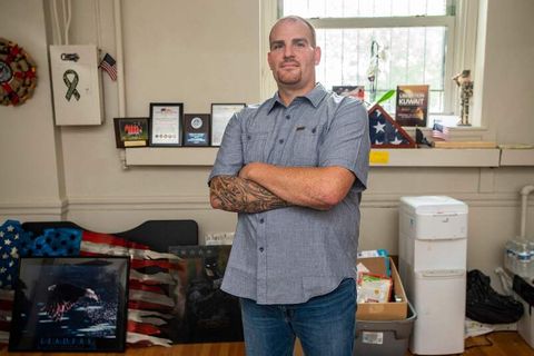 US-Veteran mit verschränkten Armen