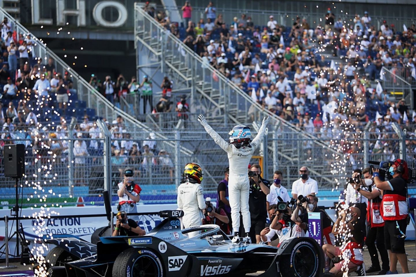 Nyck de Vries feiert den Gewinn der Formel E Fahrer-Weltmeisterschaft 2021
