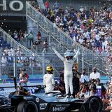 Nyck de Vries feiert den Gewinn der Formel E Fahrer-Weltmeisterschaft 2021
