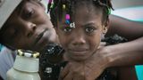 Les Cayes, Haiti. In den Augen dieses Kindes drückt sich das ganze Leid aus, das seine Heimat durchmacht. Das Mädchen hat eine Verletzung am Fuß erlitten, die hier im Ofatma-Krankenhaus behandelt wird, und wird dabei von seiner Mutter getröstet. Nach dem Beben mit fast 2000 Toten am Samstagmorgen ist nun auch noch ein Sturm mit starkem Regen über das betroffene Gebiet im Süden Haitis hinweggefegt.