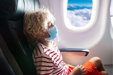Das kleine Mädchen sollte im Flieger eine Maske tragen