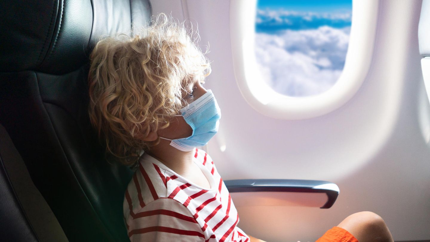 Das kleine Mädchen sollte im Flieger eine Maske tragen