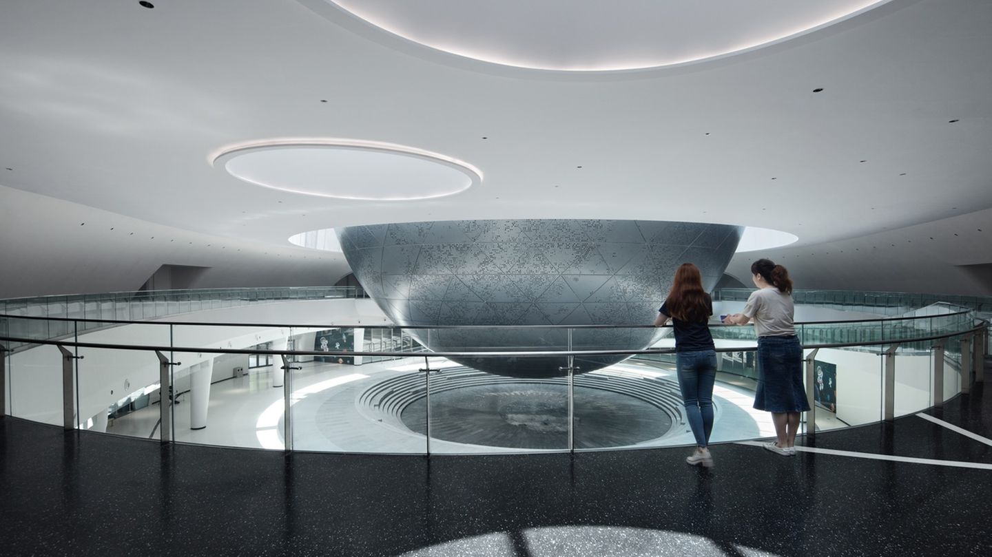 Die Architekten gossen die Formen des Alls in Beton.