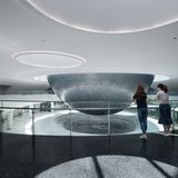 Die Architekten gossen die Formen des Alls in Beton.