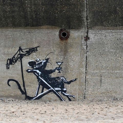 Die sich sonnende Ratte an der Strandpromenade von Suffolk war Teil einer Serie, die Banksy "A Great British Spraycation" nennt