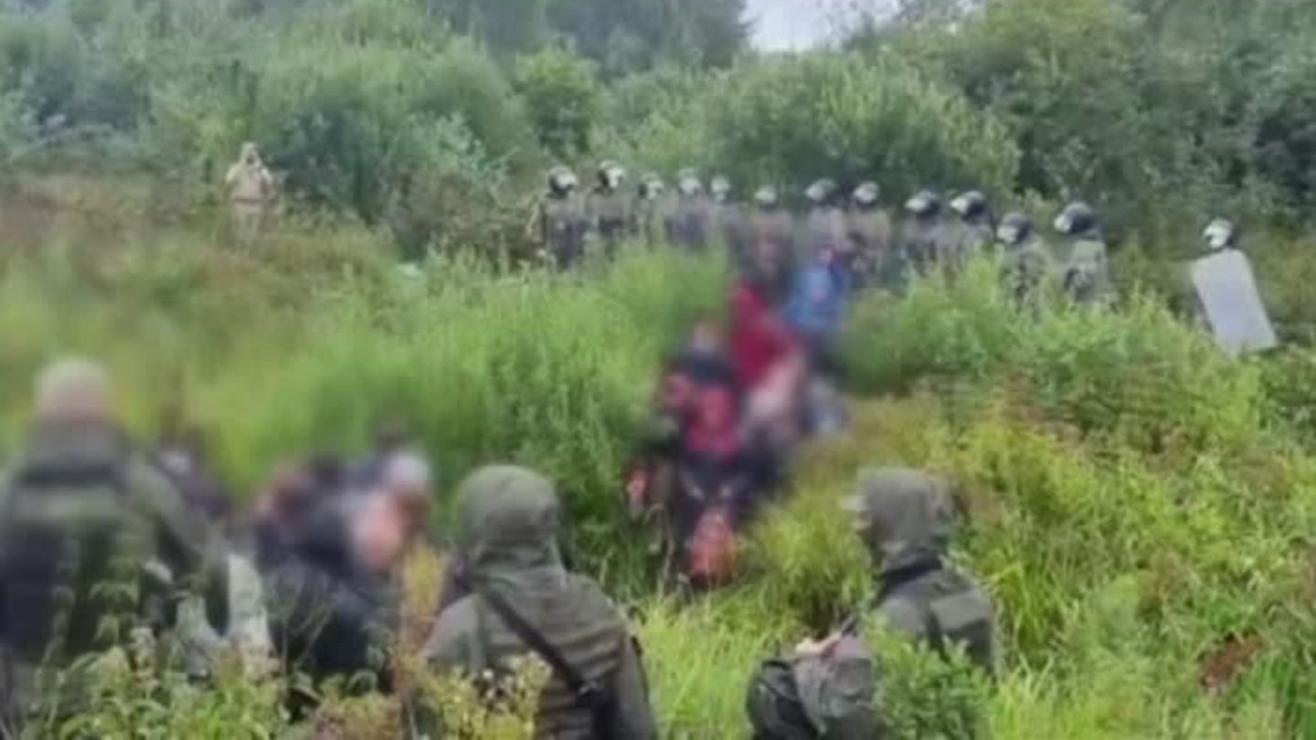 Belarus: Lithuania shows scenes of soldiers pushing migrants across the border