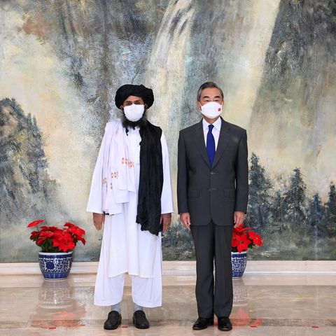 Chefdiplomat Mullah Abdul Ghani Baradar mit Außenminister Wang Yi im Juli in China