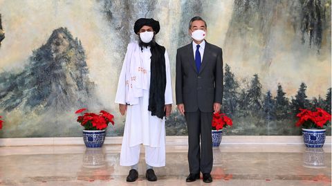 Chefdiplomat Mullah Abdul Ghani Baradar mit Außenminister Wang Yi im Juli in China