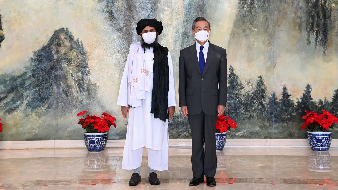 China und die Taliban Chefdiplomat Mullah Abdul Ghani Baradar mit Außenminister Wang Yi im Juli in China