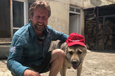 Marine-Soldat Paul Farthing mit einem seiner Hunde