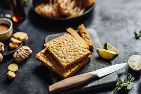 Nährstoffreiche Proteinquelle: Tempeh – alles Wissenswerte und Tipps zur Zubereitung.