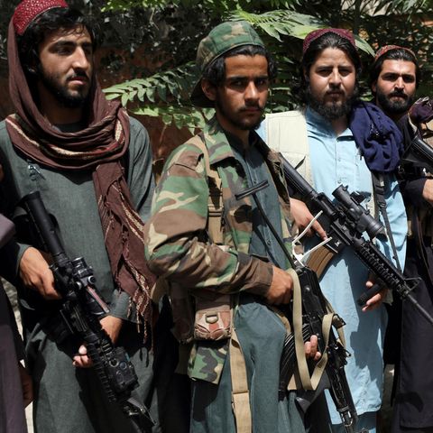 Taliban-Kämpfer posieren in Kabul für ein Foto