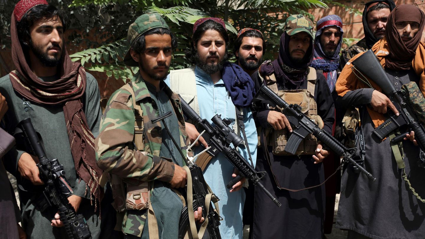 Taliban-Kämpfer posieren in Kabul für ein Foto