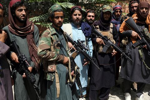 Taliban-Kämpfer posieren in Kabul für ein Foto