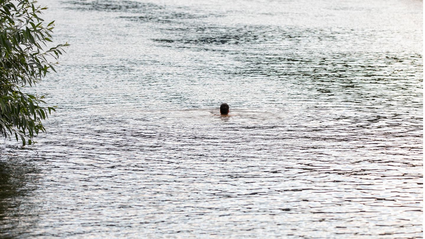 Ein Mann schwimmt im Wasser (Symbolbild)
