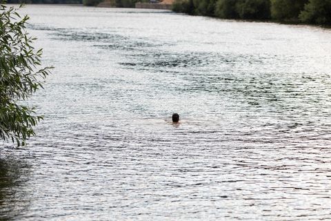 Ein Mann schwimmt im Wasser (Symbolbild)