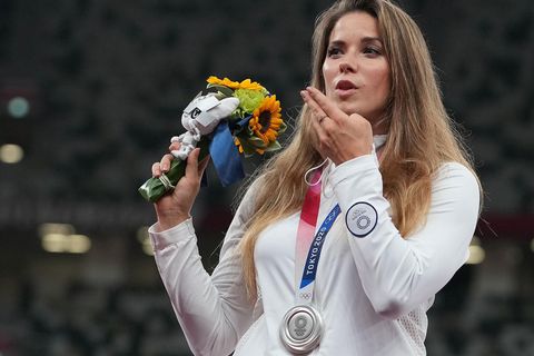 Maria Andrejczyk bei der Siegerehrung. Ihre Silbermedaille versteigerte sie nun, um ein herzkrankes Baby zu retten