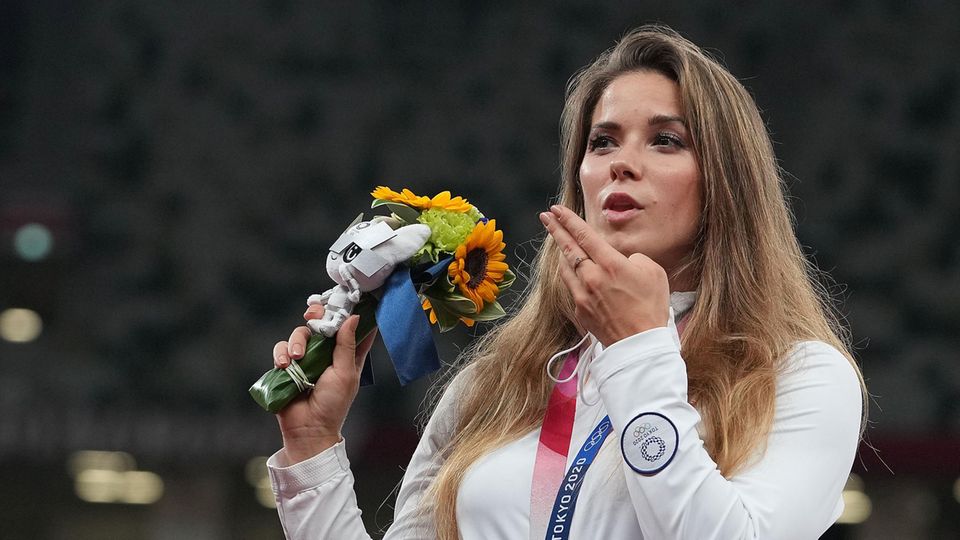Maria Andrejczyk bei der Siegerehrung. Ihre Silbermedaille versteigerte sie nun, um ein herzkrankes Baby zu retten