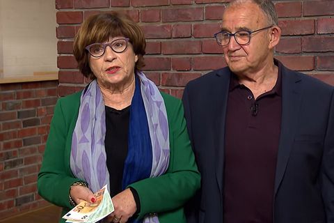 Annemarie und Hans Ettl stehen im Studio von Bares für Rares und schauen in die Kamera