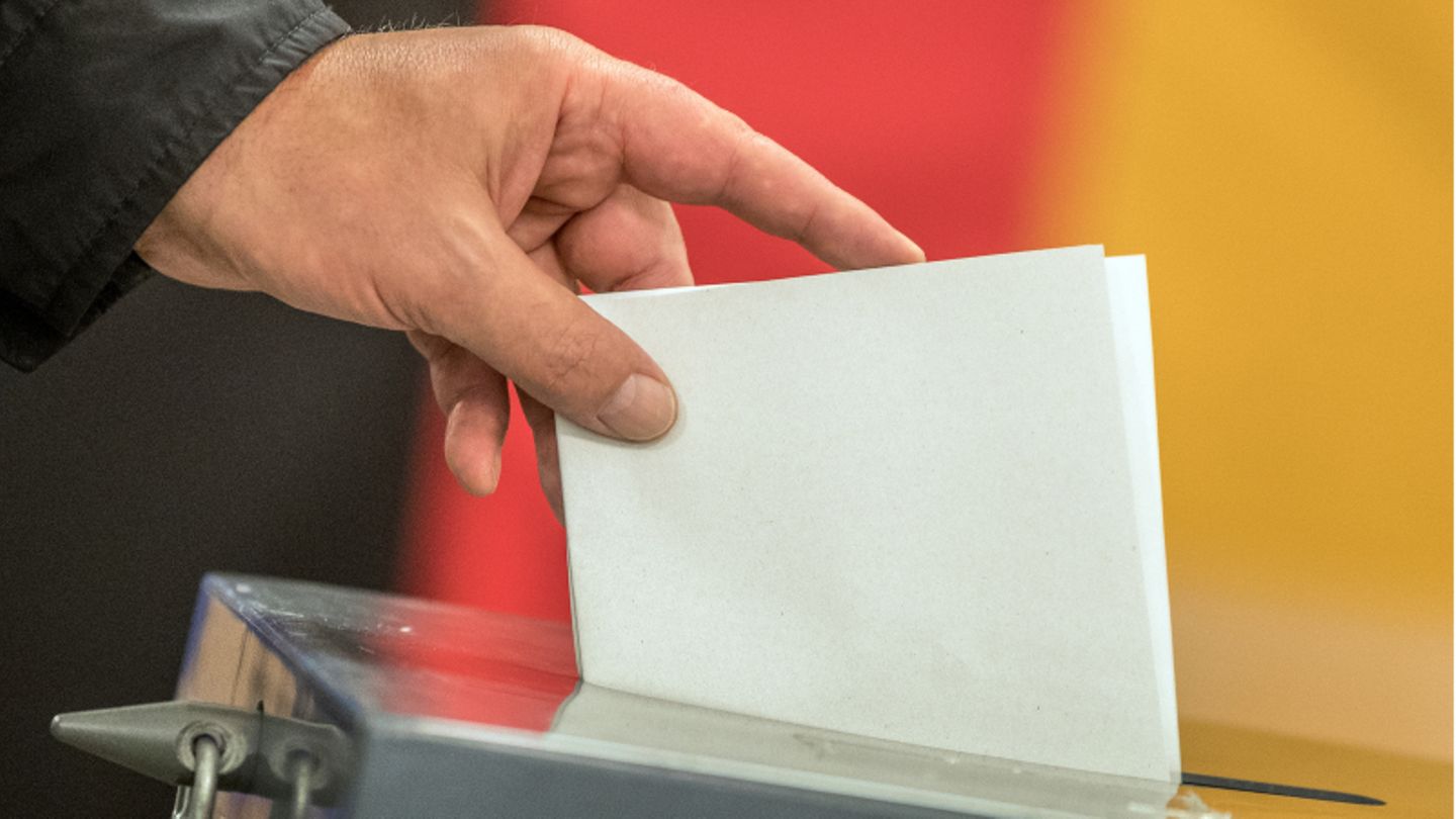 Ein Wähler wirft seinen Stimmzettel zur Bundestagswahl 2017 in die Wahlurne