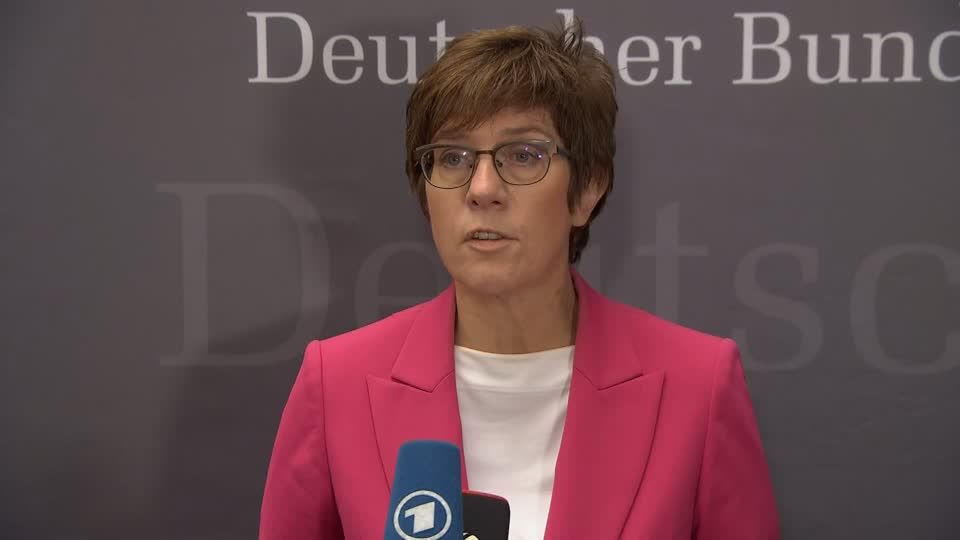 Video Kramp Karrenbauer Hochgefahrliche Evakuierungsoperation Stern De