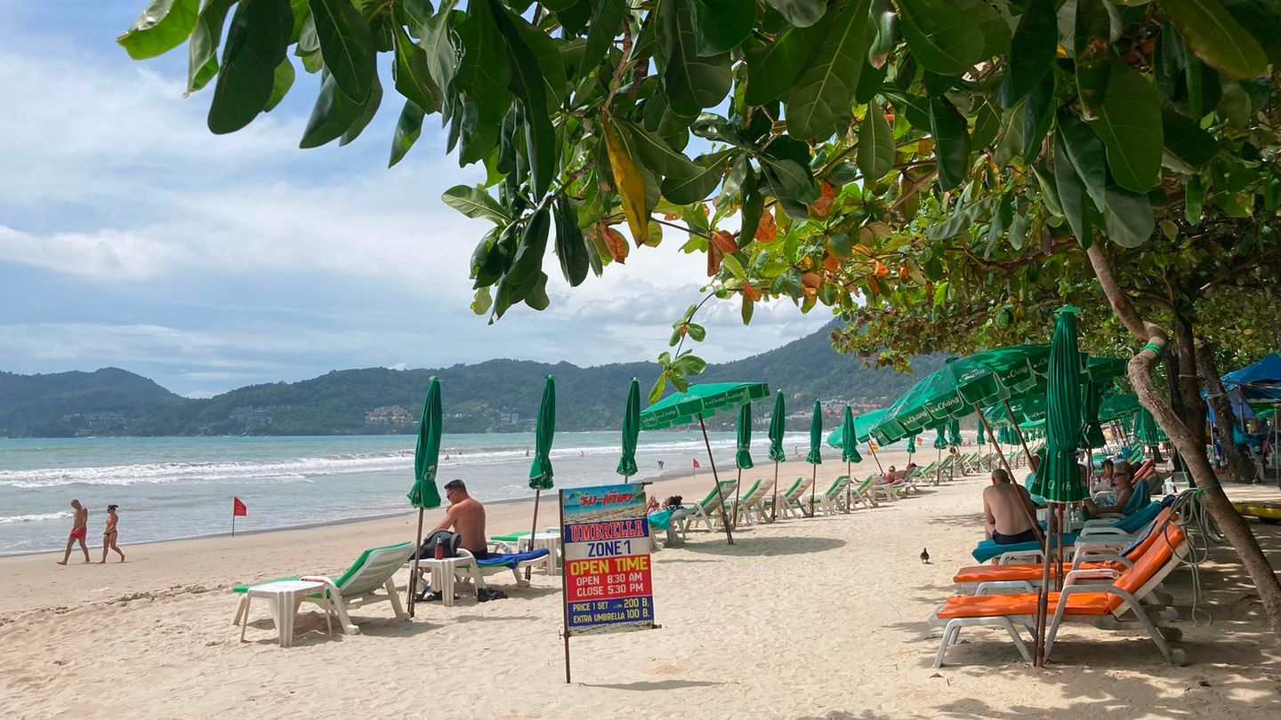 Leere Liegen: Der berühmte Strand Patong Beach auf der Insel Phuket