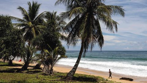 Ein Strand auf der Insel Phuket Mitte August 2021