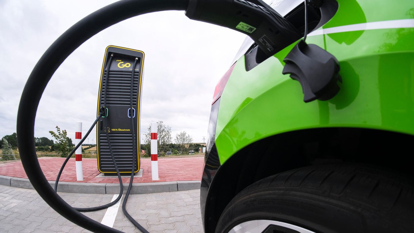 Car summit: Climate-friendly cars should be Made in Germany