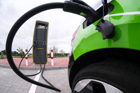 E-Auto an einer Ladesäule